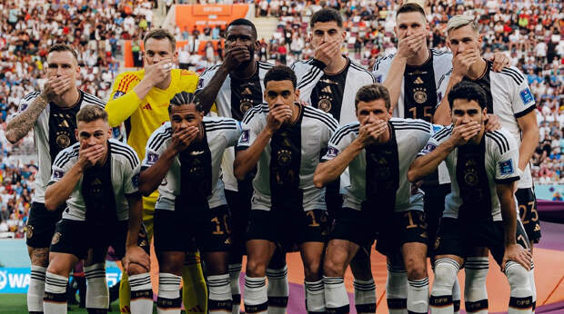 Футболисты сборной Германии закрыли перед матчем руками рот. Зачем это нужно?