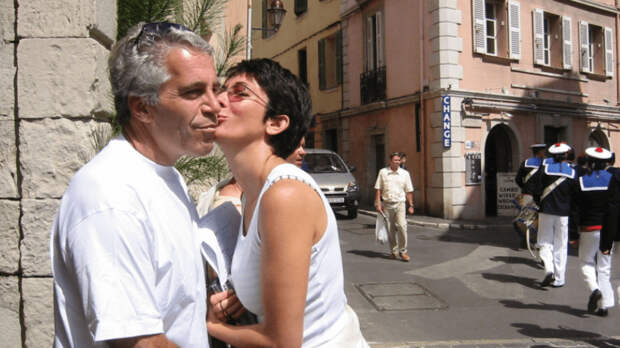 Секс-просвет: сообщница Эпштейна показывает сокамерницам эротические фильмы