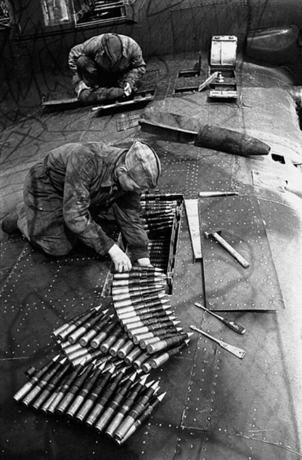Штурмовой Ил-2 готовят к боевому вылету. 1943 год.