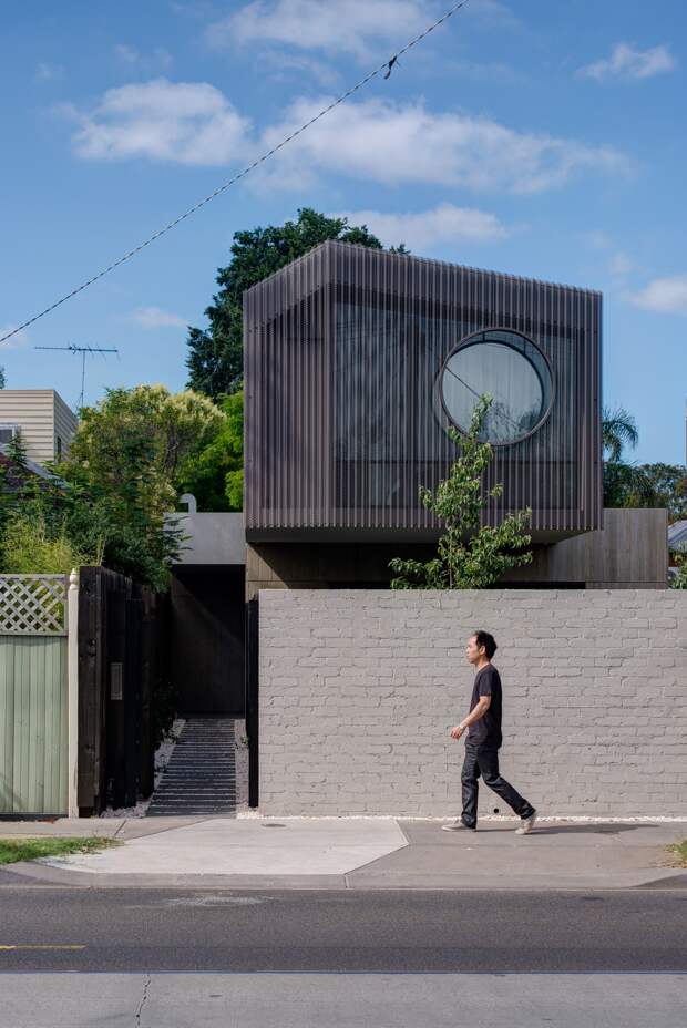 Семейный дом как комбинация павильонных объемов в пригороде Мельбурна
