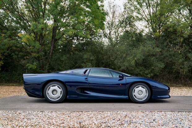 Один из самых красивых автомобилей Jaguar XJ220 1993 года