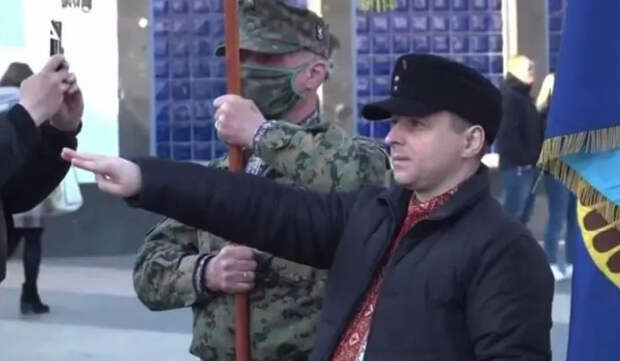 Украинские полицаи предупредили, что за использование георгиевской ленты и советской символики в День Победы будут жестоко карать