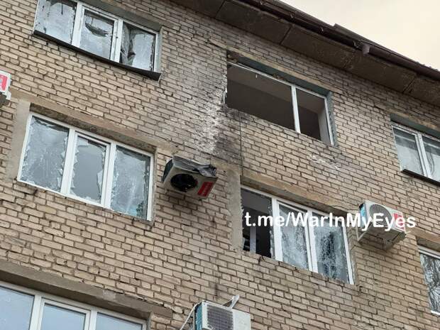 Последствия прилёта БПЛА в здание "Энергосбыта" в Киевском районе