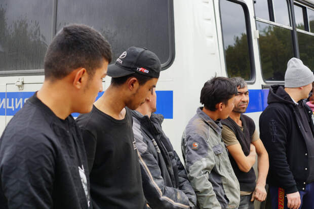 Какие цвета у флага России? Отвечают мигранты. 39 секунд удивления