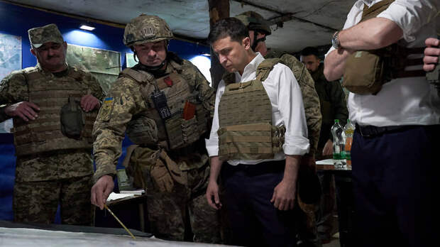 Президент Украины Владимир Зеленский (справа)