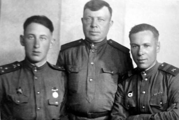 Владимир Басов (слева) в военные годы | Фото: matveychev-oleg.livejournal.com