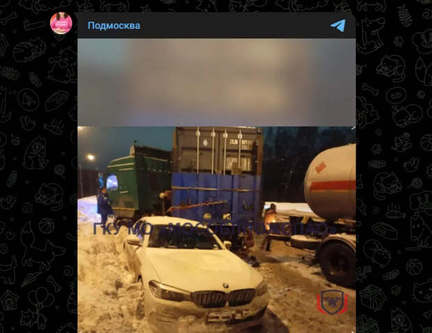 Два грузовика и шесть легковушек попали в аварию на трассе под Подольском