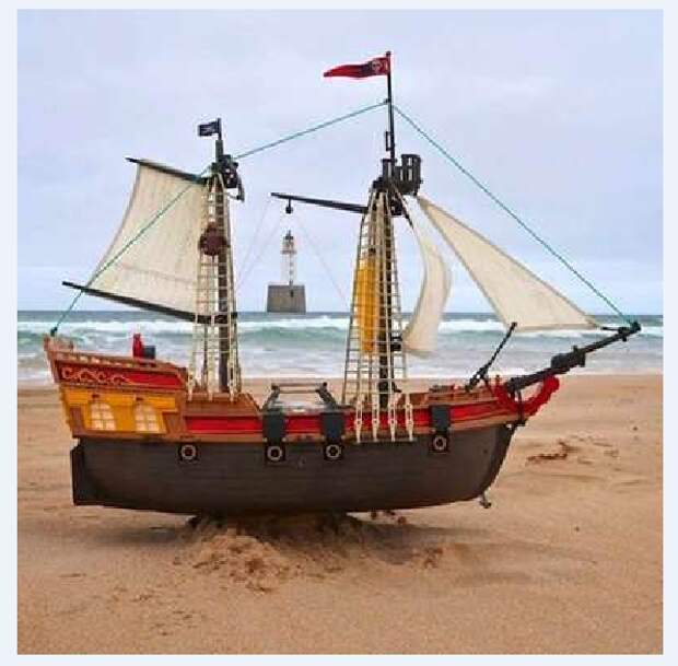 У пересекающего Атлантику детского кораблика садятся батарейки игрушечный кораблик, кораблик в Атлантике, пиратский кораблик