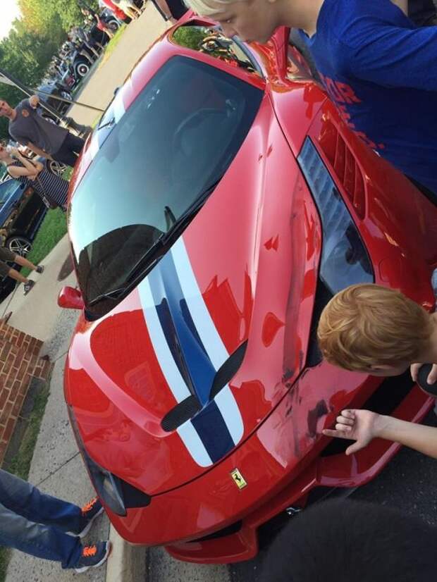 Дамочка на стареньком Мерседесе наехала на Ferrari стоимостью 300 000 баксов