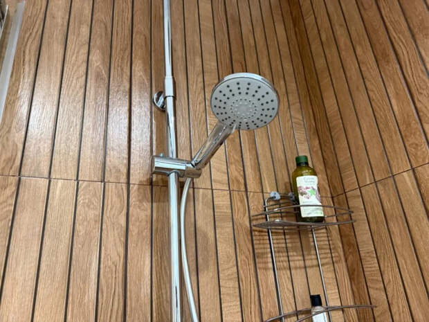 Душевые кабины уходят в прошлое: дизайнеры возвращают советские стеклоблоки