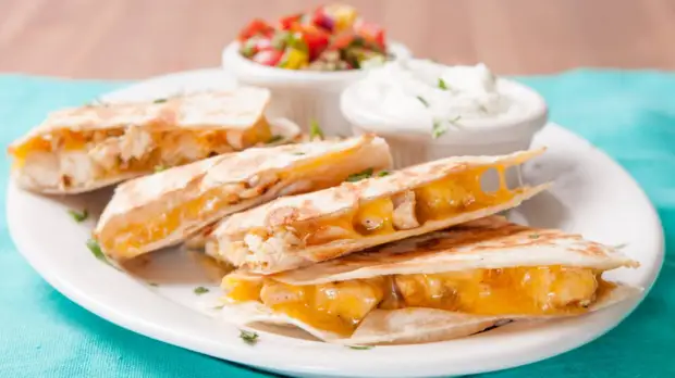 Завтрак по-мексикански: рецепт кесадильи с курицей и чеддером