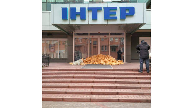 Националисты забросали вход в здание телекомпании стекловатой. Фото © VK / Alexey Seredyuk