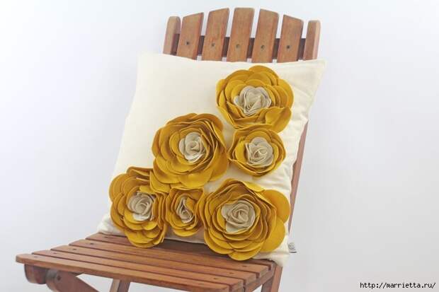 Красивые подушки с цветами из фетра. Идеи и мастер-класс (32) (700x466, 147Kb)