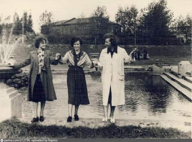 Синичкин фонтан, 1954 г. Одна из девушек поэтесса, которая погибла в автокатастрофе совсем молодой. Фотография с сайта, который посвящен ей и создан ее сестрой. К сожалению,ссылка на сайт не сохранилась. ,