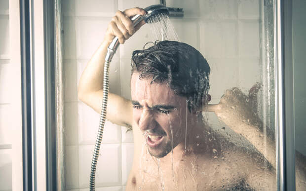 Принимайте холодный душ Джеймс Бонд был известен своей привычкой принимать холодный душ — в кино это смотрелось очень мужественно и, как оказалось, вполне мужественно смотрится и в жизни. Тестостерон лучше вырабатывается, когда ваши семенники находятся в прохладе. Стимуляция холодным душем тела стимулирует выработку этого важного гормона в течение всего дня.