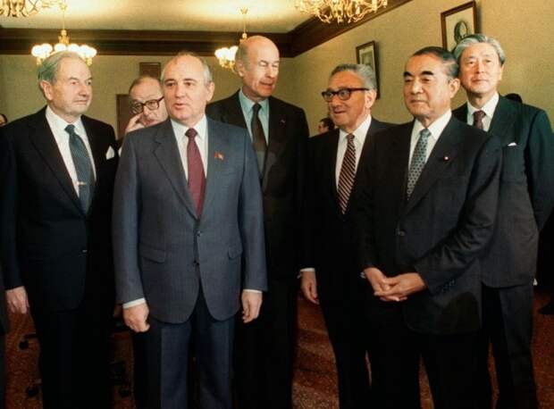 Встреча М. Горбачёва и Д. Рокфеллера./Фото: ic.pics.livejournal.com