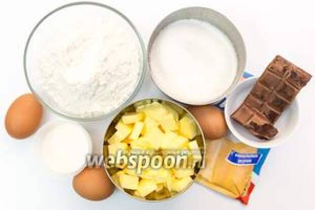 Для приготовления нам понадобятся мука, шоколад, пудинг ванильный, размягчённое сливочное масло, сахар, яйца, молоко, сливки, сметана.