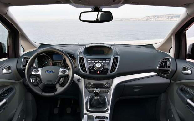 7-местный минивэн с фокусовскими генами, стойкостью к ржавчине и ценником до 1,5 млн