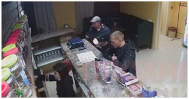 Хамство и воровство: несколько минут из жизни продавщицы магазина разливного пива