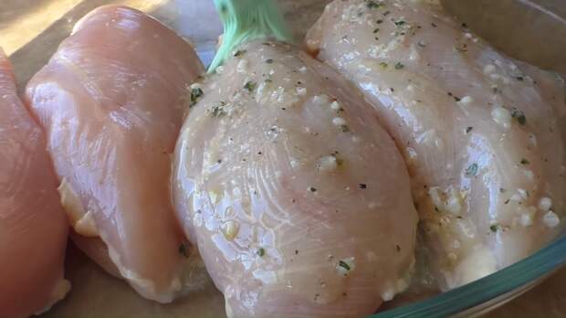 Протыкаем зубочистками мясо и получаем сочную, ароматную куриную грудку! Курица, Рецепт, Готовим дома, Другая кухня, Видео рецепт, Еда, Длиннопост, Как приготовить, Грудка в духовке, Видео