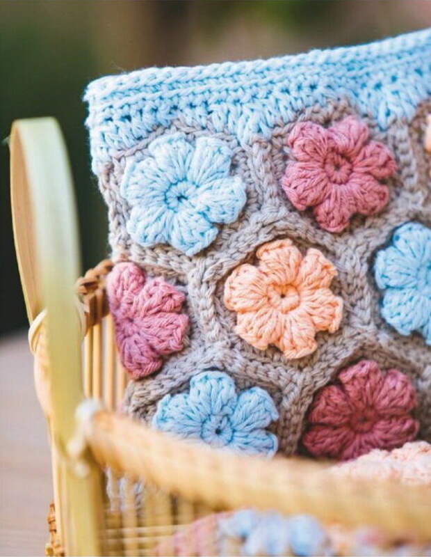 Вязаные косметички и органайзеры, созданные при помощи крючка, стали популярным и практичным аксессуаром для хранения различных предметов.-4