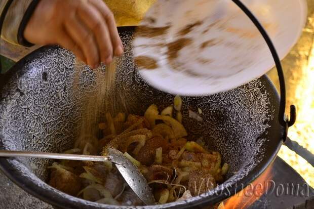 специями посыпаем мясо и перемешиваем