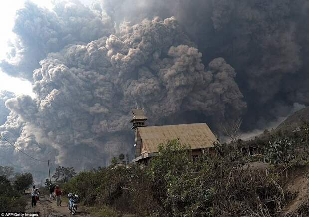 Огромное облако вулканического пепла обрушивается на деревню в округе Каро на острове Суманта в Индонезии во время извержения вулкана Синабунг 1 февраля 2014 года. вулкан, извержение