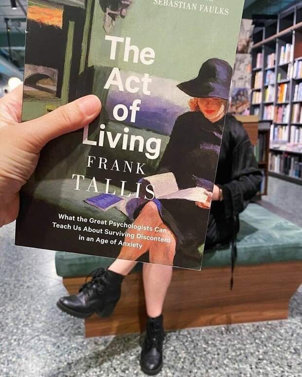 Люди подставляют лица к обложкам книг: челлендж #Bookface