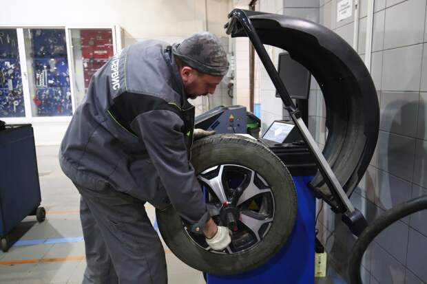 Автолюбителям назвали оптимальное время для смены резины