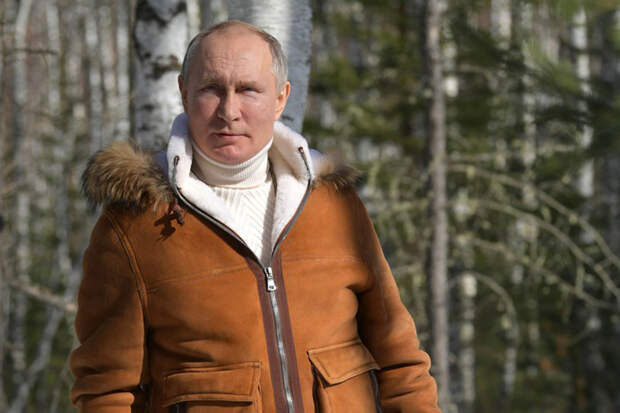 Названа стоимость мехового костюма Путина