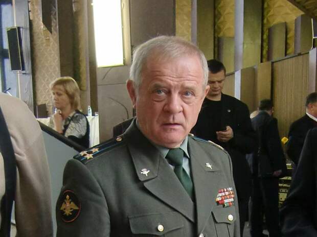 А это - полковник Владимир Квачков. Смотрим его род войск и понимаем, что если бы хотел - он бы сделал...