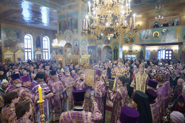 Митрополит Никодим провел прощальное богослужение в Новосибирске перед переездом в Рязань