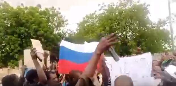 Такие флаги повсеместно можно увидеть на улицах столицы Республики Нигер Ниамей в руках манифестантов. Кадры государственной телерадиокомпании Нигера