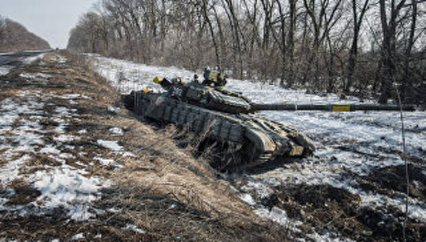 Подбитый ополченцами танк украинских военных по дороге в Дебальцево