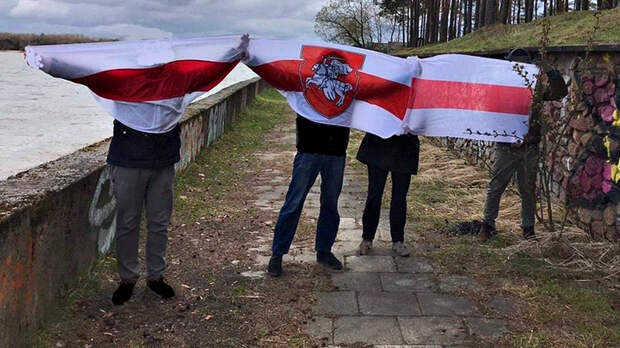 Три пары мужских ног и некрасивые женские: Таинственный протест в Белоруссии Три пары мужских ног и некрасивые женские: Таинственный протест в Белоруссии