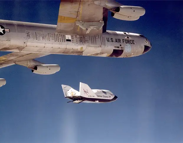 File:X-38 Ship -2 Release from B-52 - GPN-2000-000196.jpg