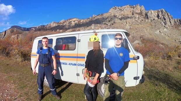 Спасателям пришлось снимать жительницу Сочи с 10-метрового камня в горах под Алуштой