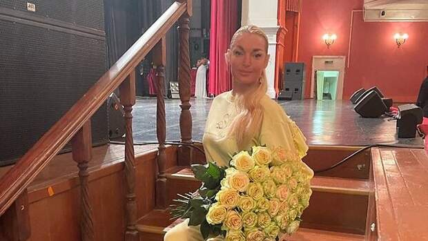 «Бывшая жена с истериками»: Волочкову атаковала экс-супруга любовника
