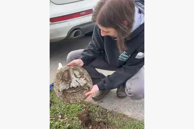Женщина заметила в земле нос и выкопала каменное лицо