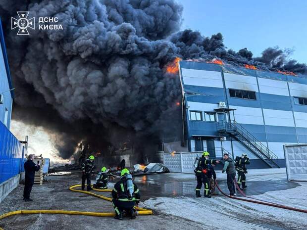 ‼️🇺🇦🔥 Масштабный пожар в Киеве, весь город затянуло черным дымом