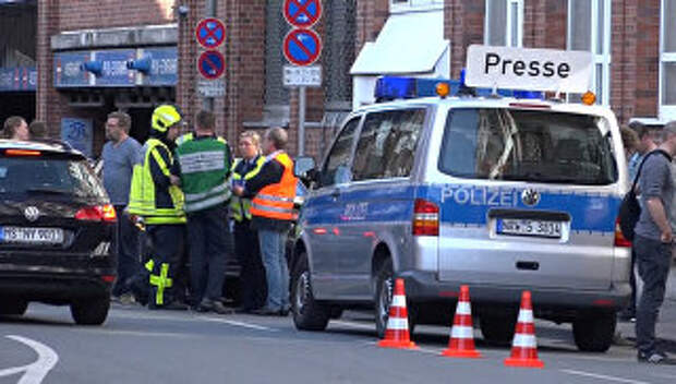 Полиция рядом с местом, где автомобиль въехал в толпу людей в Мюнстере, Германия. 7 апреля 2018