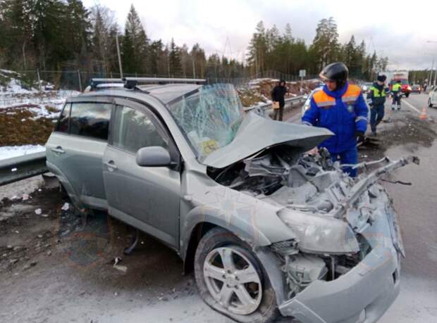 В Ленобласти Toyota оставила туристический автобус без "зада"