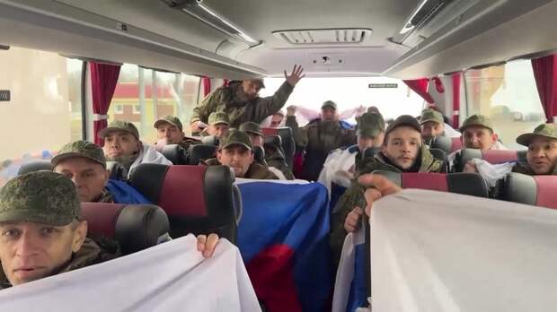 «Вообще бомба! Домой едем»: в Россию в рамках обмена военнопленными вернулись 175 бойцов