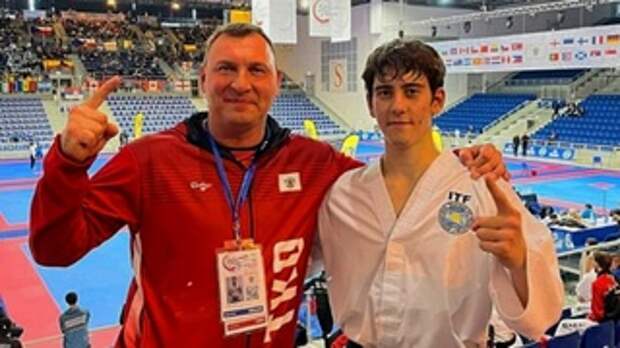 Никита Демин с тренером Дмитрием Савельевым / Фото: altaisport.ru