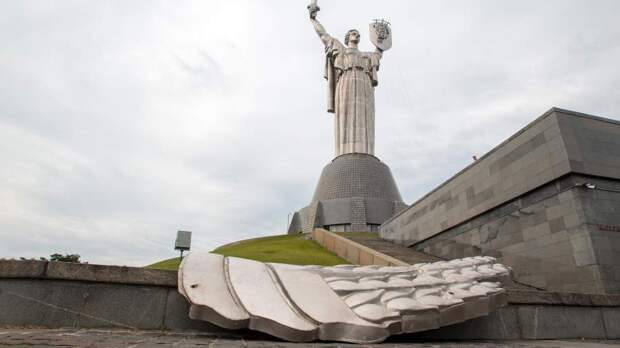 Политолог: Демонтаж Родины-матери в Киеве не под силу пигмеям-бандеровцам
