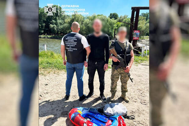 Житель Одессы пытался уплыть с Украины на детском надувном матрасе