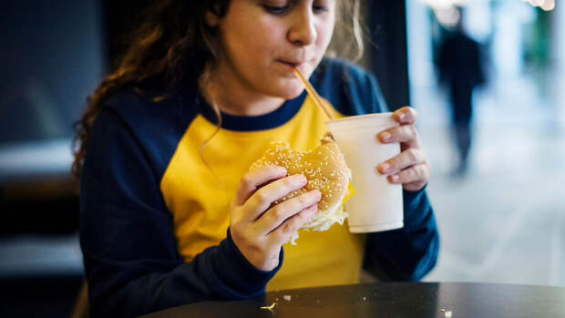 Диетолог Гридина заявила, что привычка есть на ходу провоцирует гастрит и лишний вес