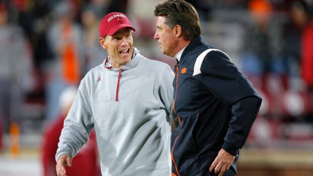 Mike Gundy and Brent Venables talk before a game between Oklahoma and Oklahoma State.