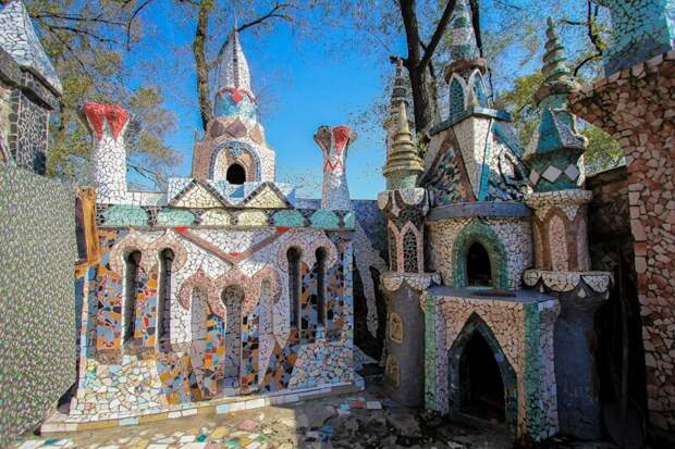 Только представьте, сколько нужно времени и труда, чтобы всё это придумать, возвести и украсить! Тысячи и тысячи осколков керамики, сложенных в живописную мозаику. 