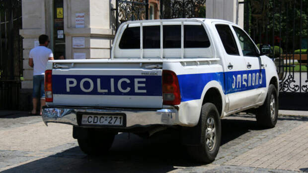 Вооруженный человек взял заложников в банке в Грузии